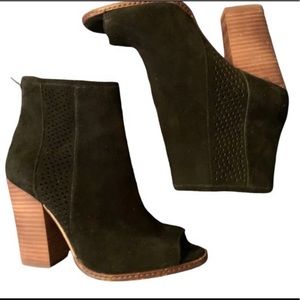 Gianni Bini black booties